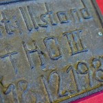 Per Schweißnaht aufgebrachte Schrift